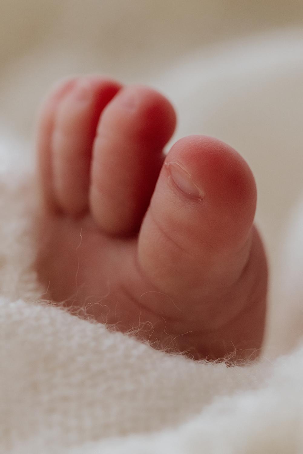  Detail prstov nohy bábätka počas newborn fotenia v ateliéri v Nitre 