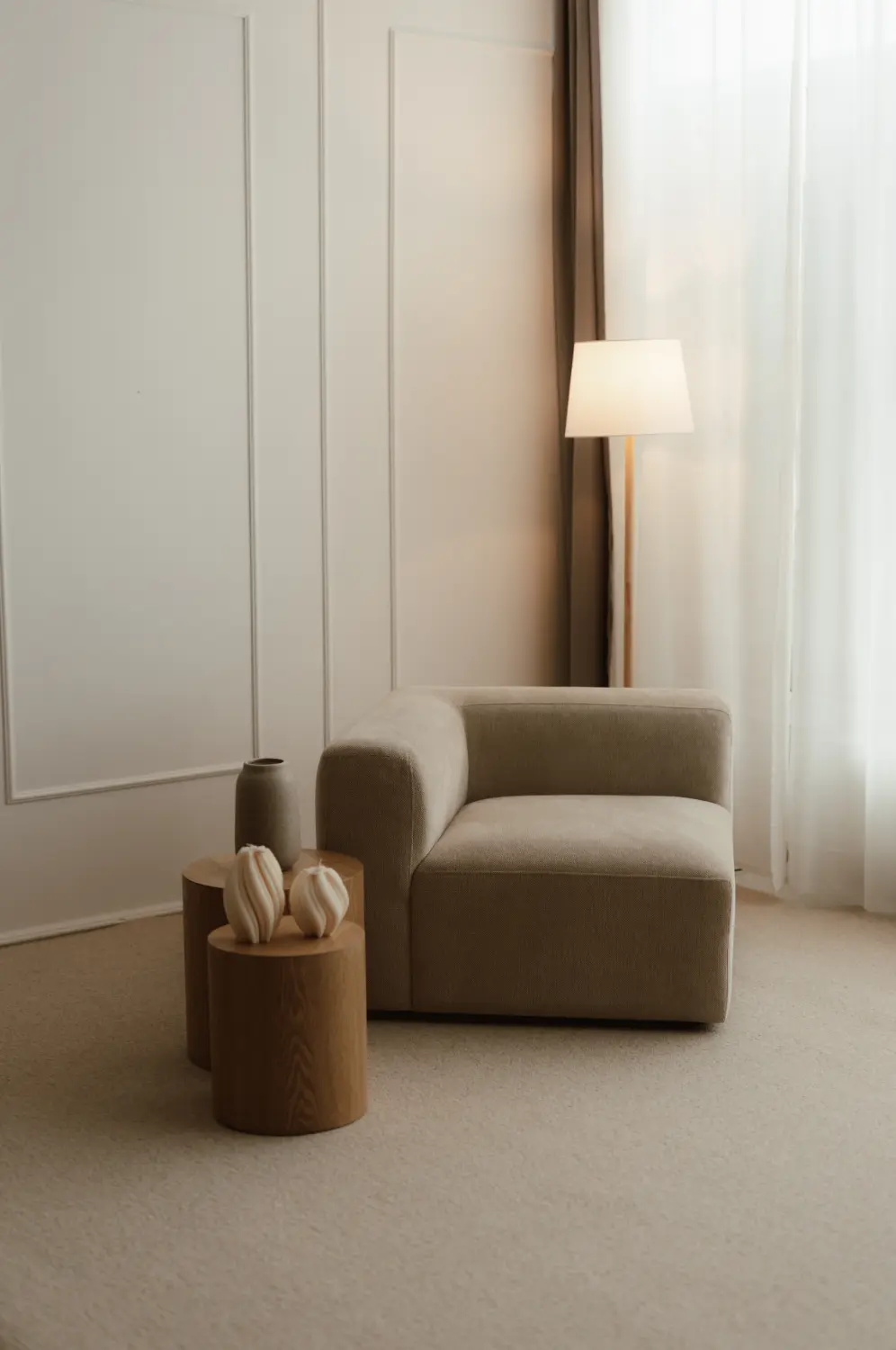 Útulný ateliér zariadený minimalistickým nábytkom v zemitých odtieňoch v Šuranoch