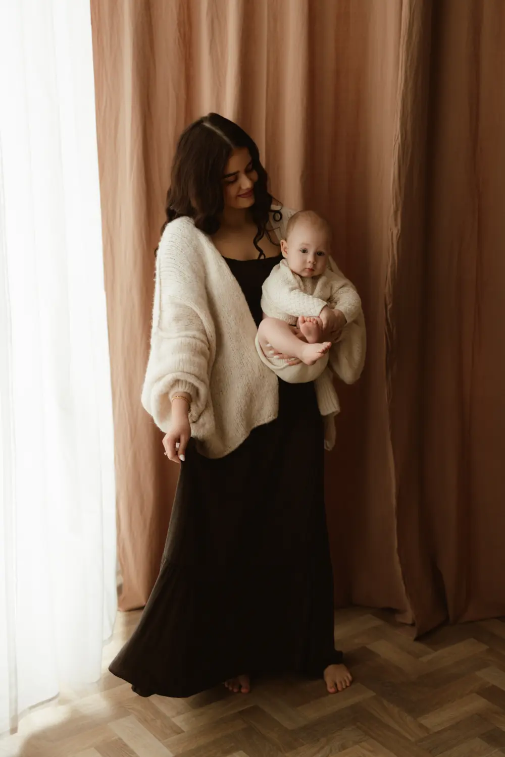 Mama drží bábätko počas pokojného materinského fotenia v ateliéri  ZahraPhoto Nitra