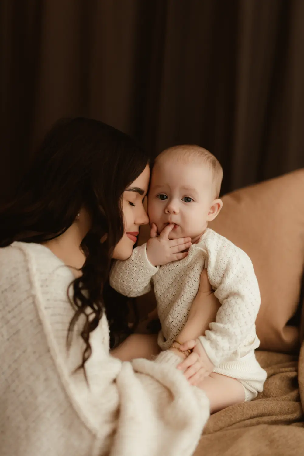  Mama sa hlavou túli k hlave bábätka počas uvoľneného materského fotenia v ateliéri v Nitre 