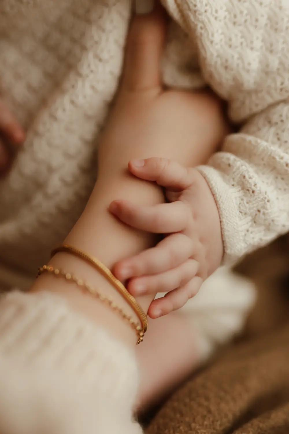 Detail detskej ruky hladiacej ruku matky počas fotenie mama a ja v Nitre