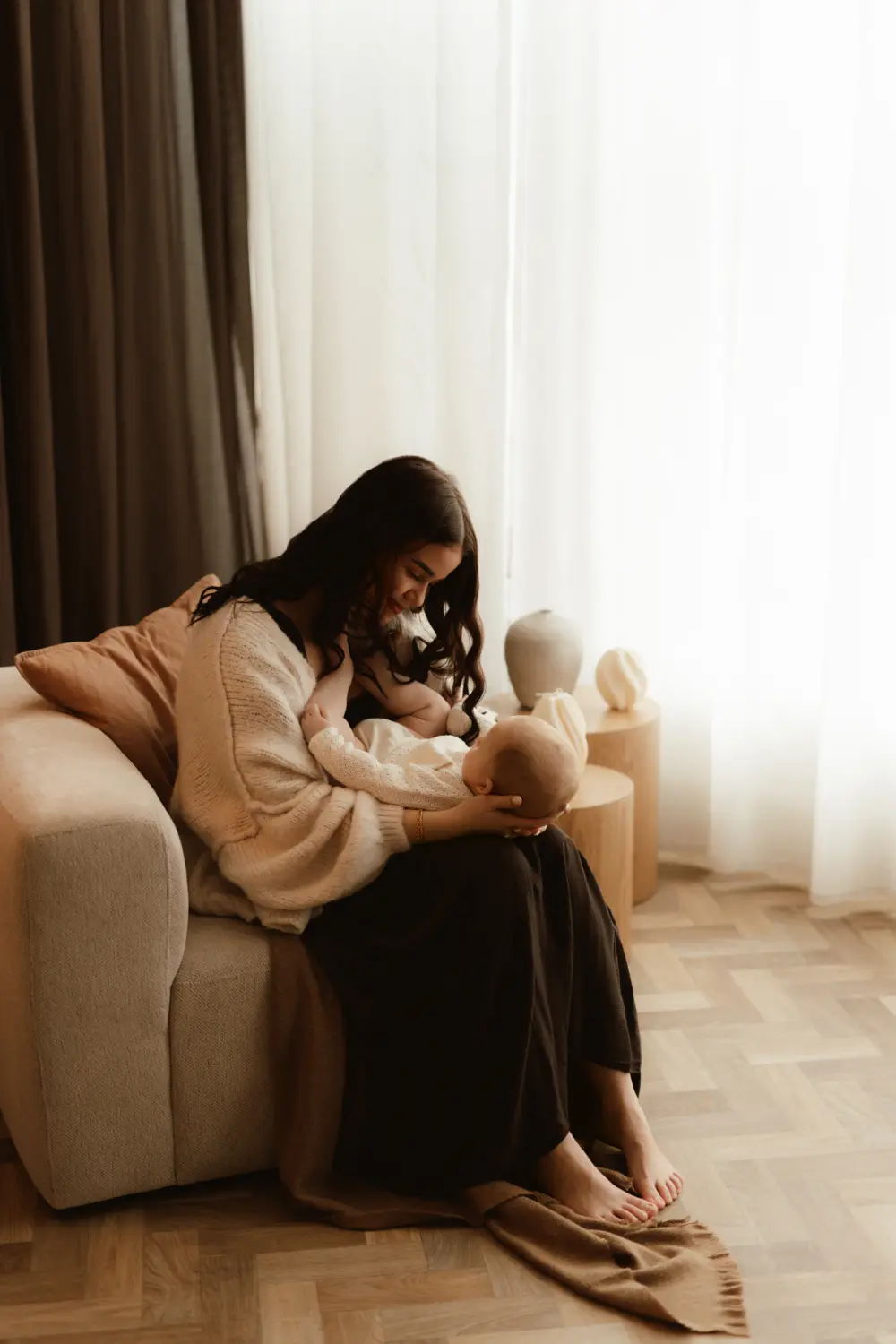 Mama drží svoje bábätko pričom sa mu prihovára počas materského fotenia v ateliéri v Nitre