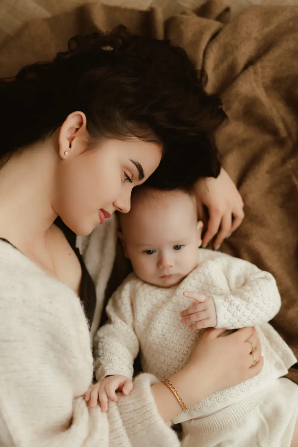 nadčasový portrét mama a dieťa v svetlom minimalistickom ateliéri ZahraPhoto