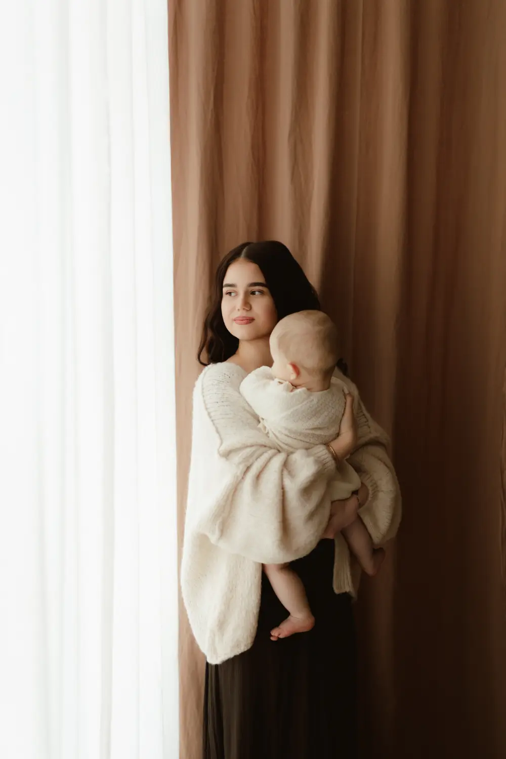 Mama s bábätkom počas jemného materisnkého fotenia v ateliéri ZahraPhoto v Nitre