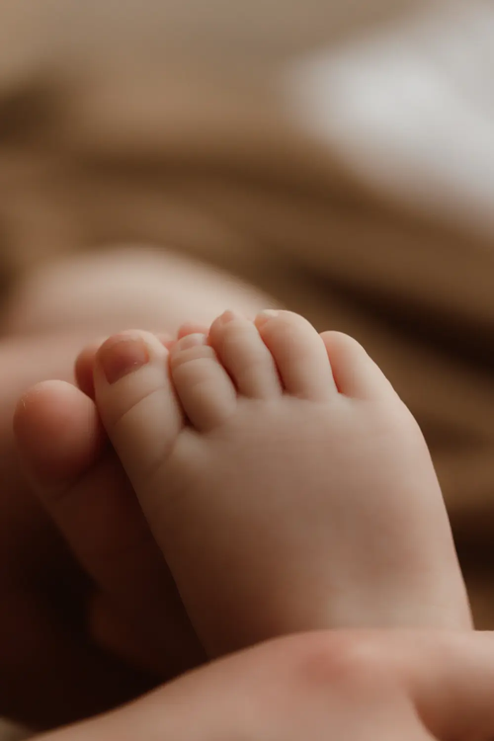 Detail nôh bábätka počas pokojného fotenia mama a ja v Nitre