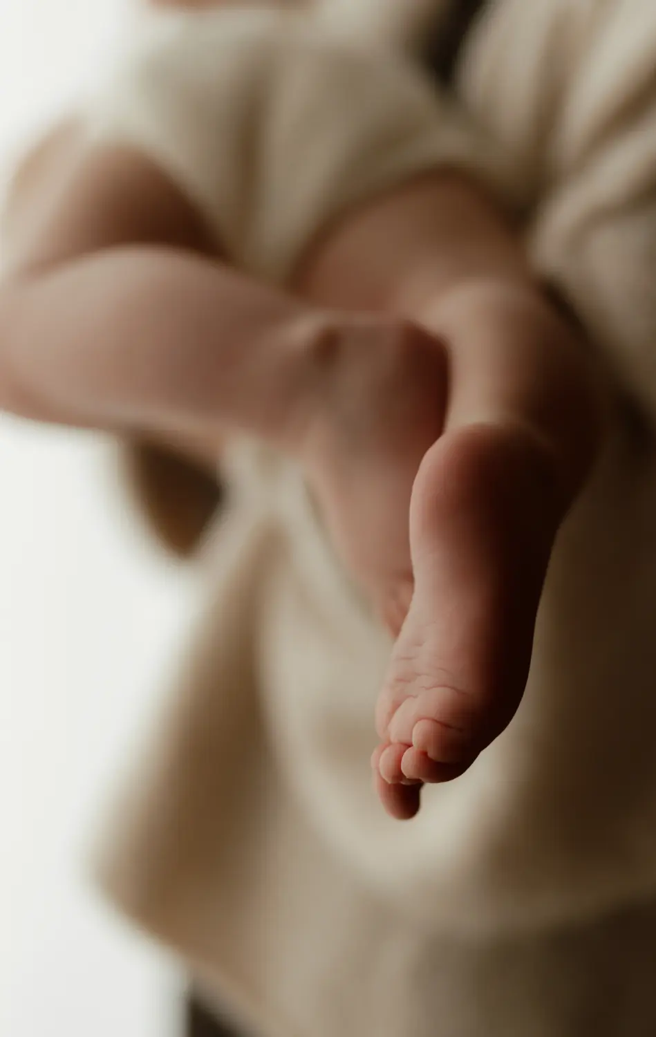 Detail nohy bábätka počas matesrkého fotenia mama a ja v ateliéri v Nitre