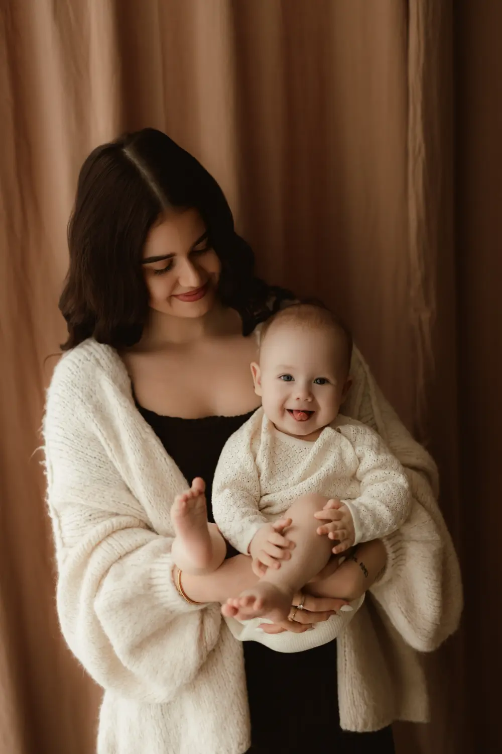Usmievajúce sa bábätko v náručí mamy počas fotenia mama a ja v jemnom štýle