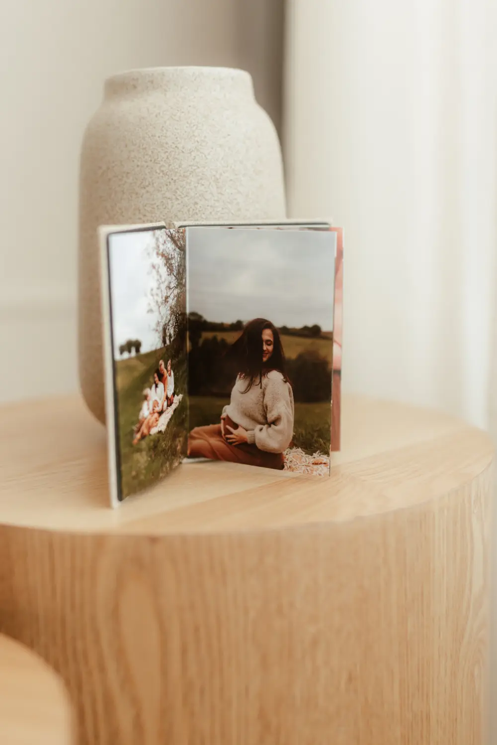  Otvorená mini fotokniha s tlačenými fotkami v ateliéri ZahraPhoto 