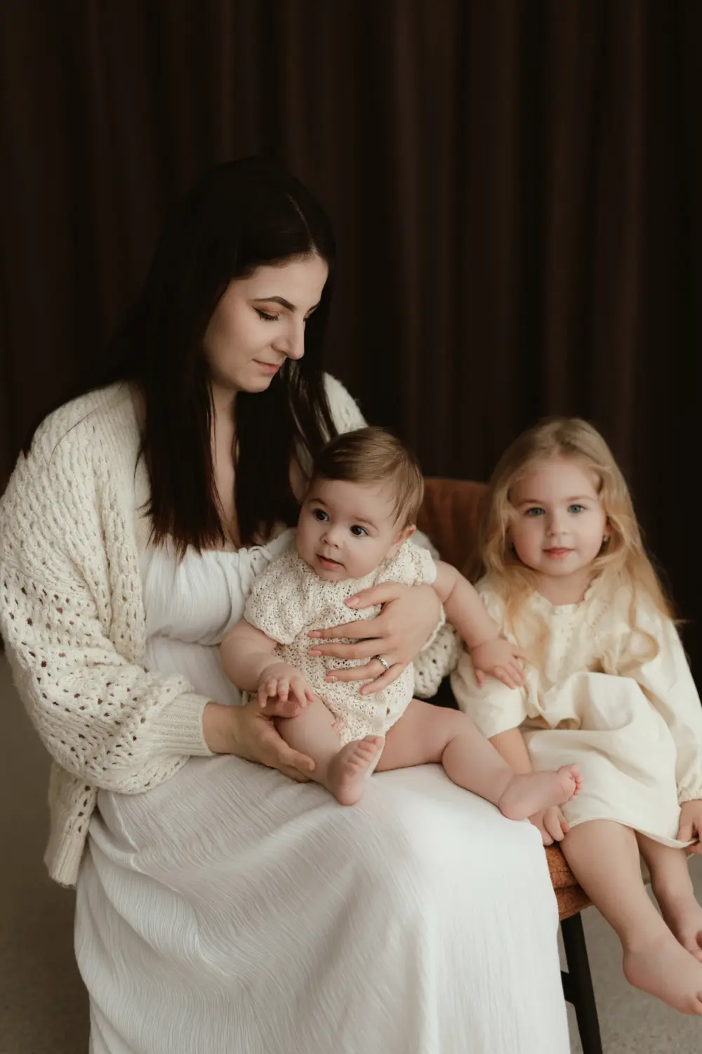 Mama so svojimi deťmi počas uvoľneného materského fotenia v ateliéri so zemitými odtiemi v Nitre a okolí