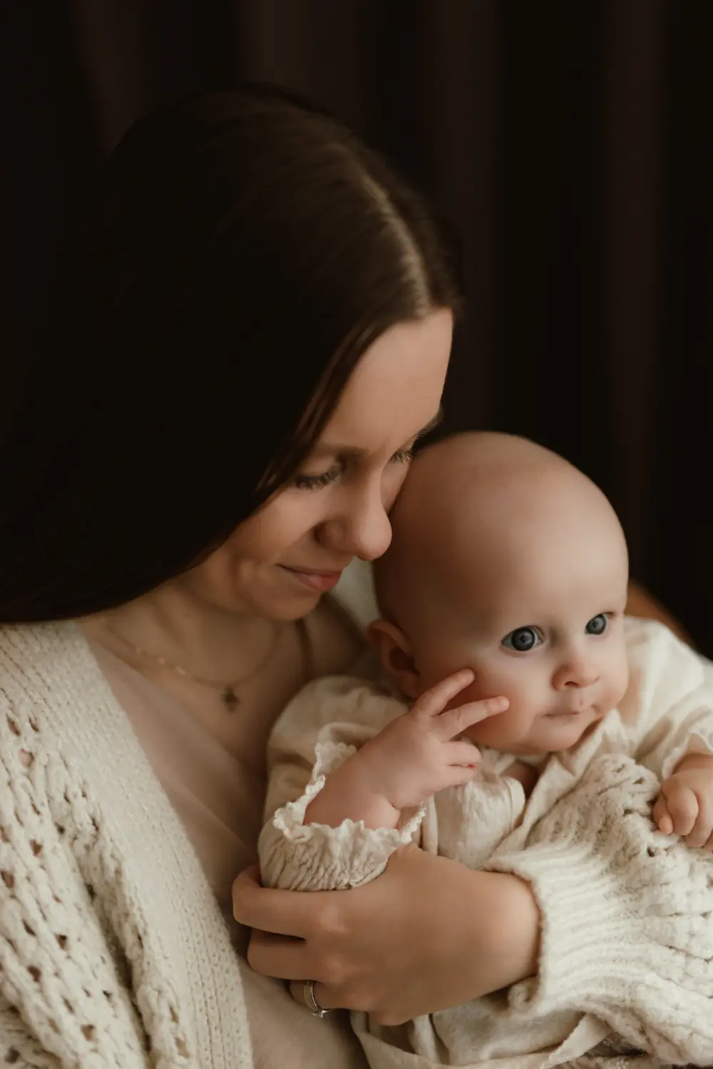 Mama sa túli k svojmu bábätku počas autentického fotenia materstva v ateliéri v Nových Zámkoch