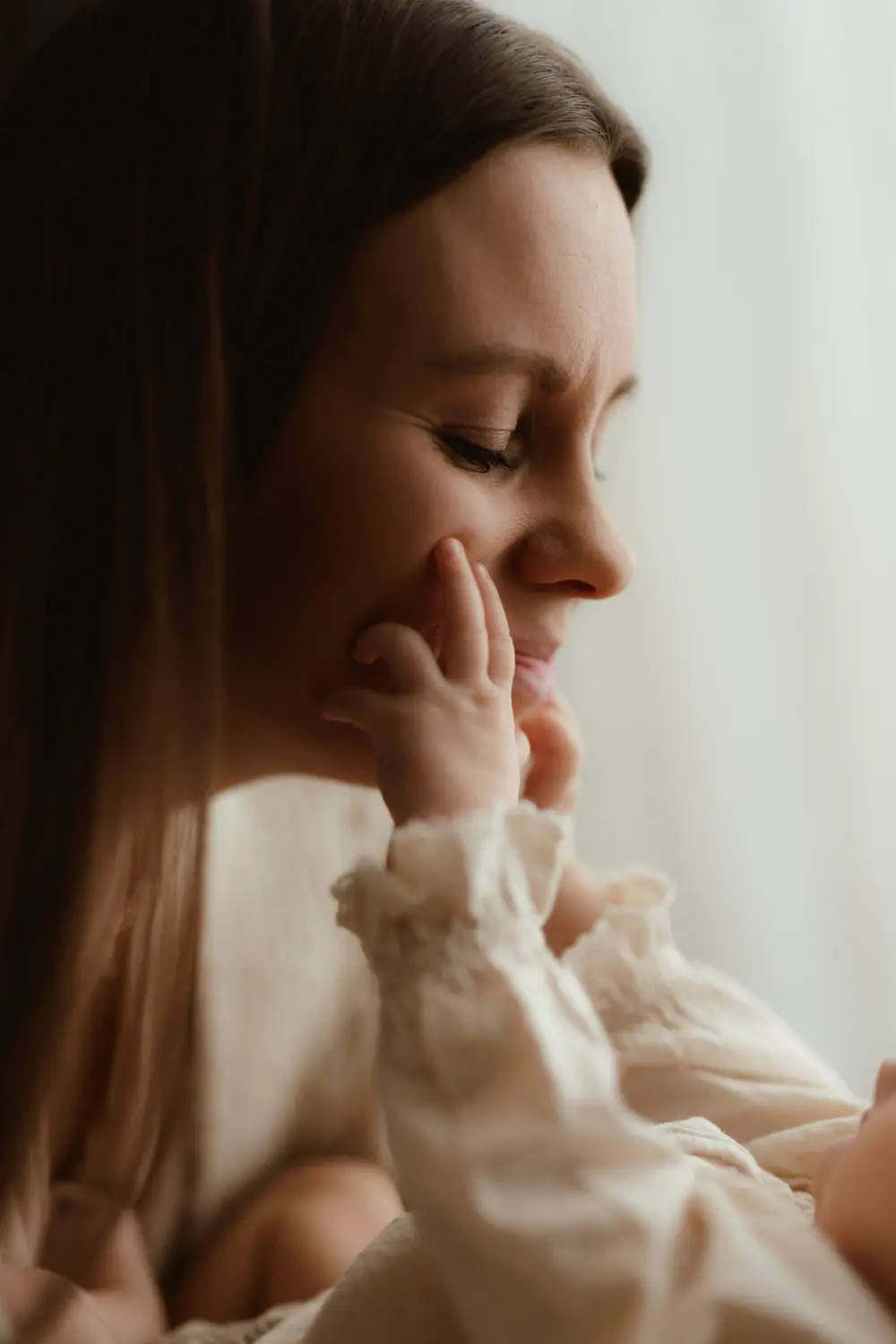 Bábätko chytá tvár svojej mami počas fotenia mama a ja v Nitre a okolí