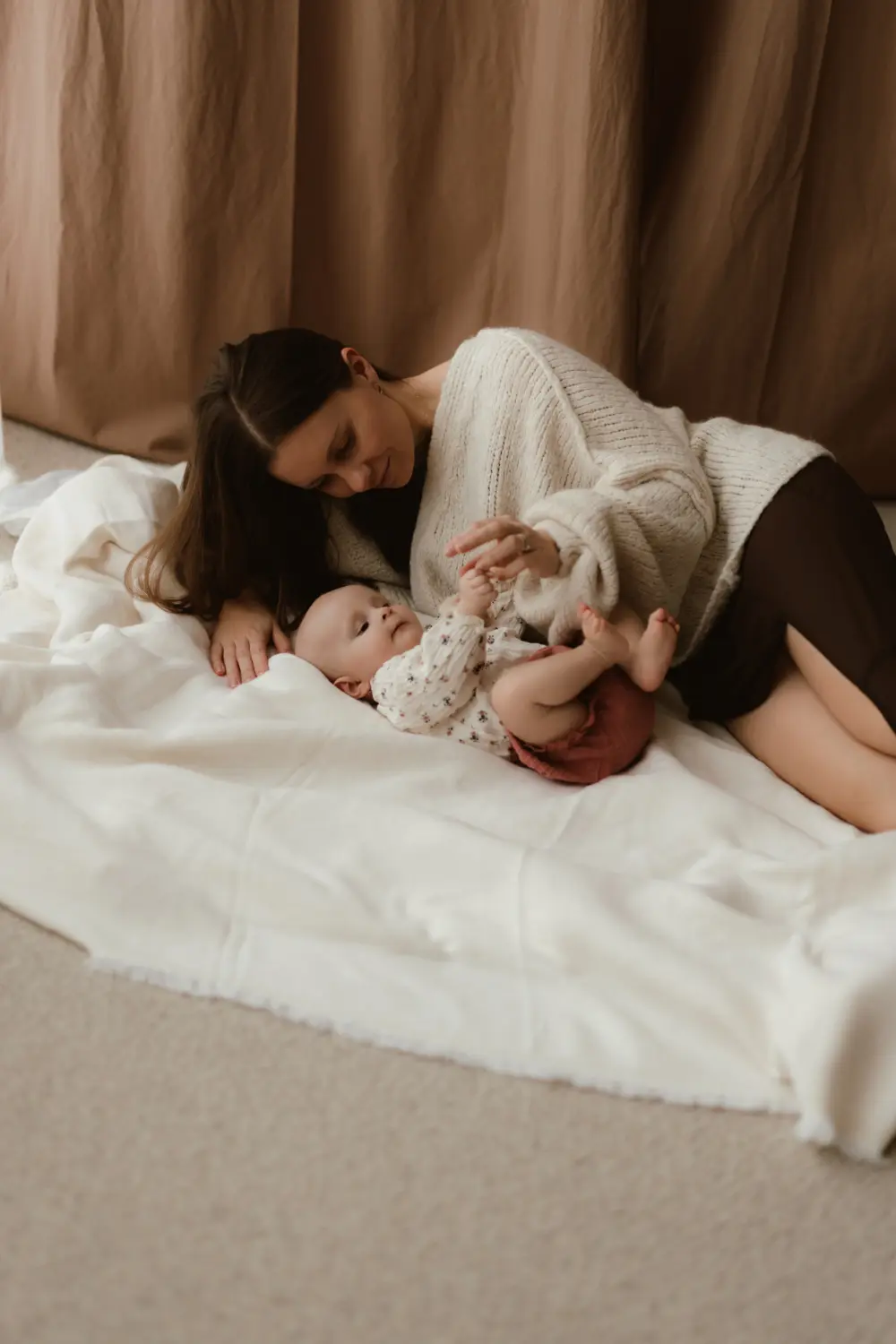  Mama sa hrá so svojim bábätkom počas prirodzeného materského fotenia v ateliéri v Nitre 