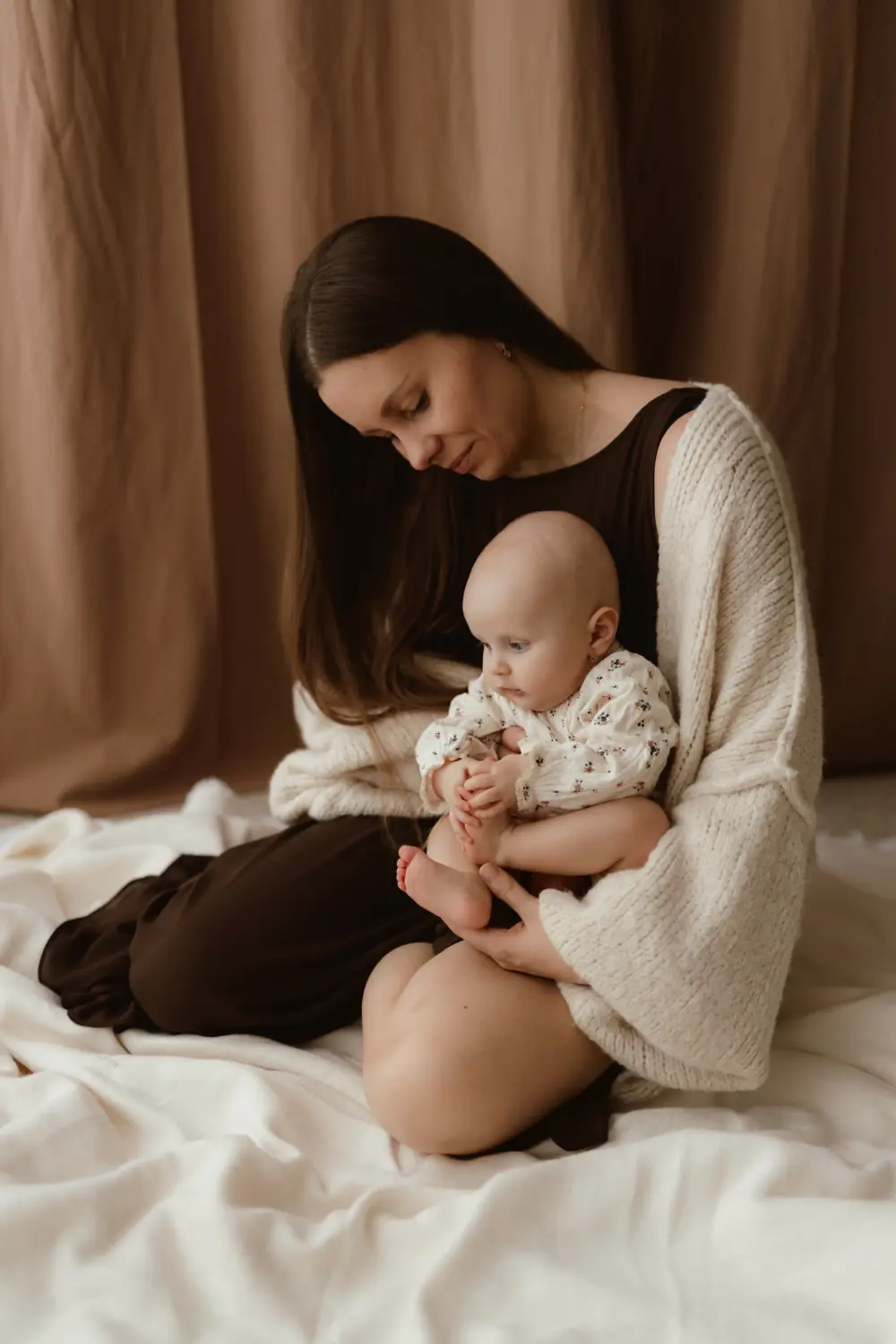 Mama a dieťa pózujú počas fotenia materstva pričom majú oblečené kúsky z klientskeho šatníka v ateliéri v Nitre