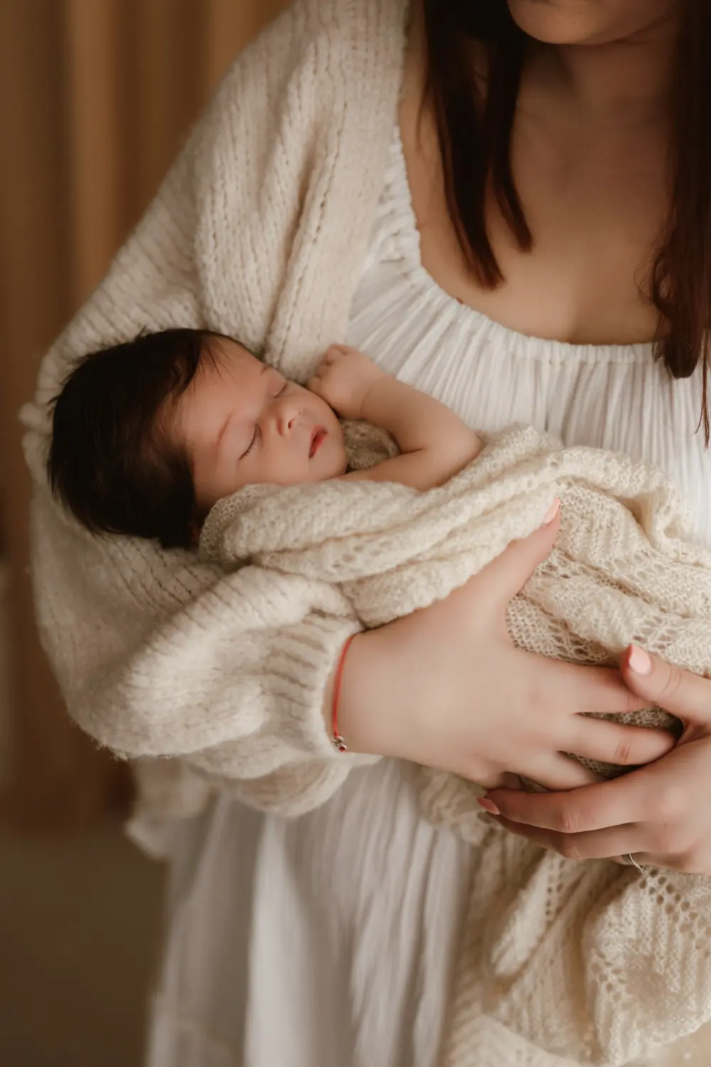 Mama a bábätko majú oblečené outfity z klientskeho šatníka ZahraPhoto počas novorodeneckého fotenia v Nitre