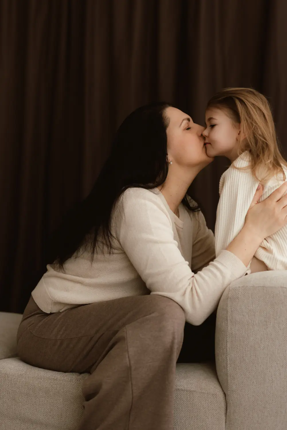 Fotografke Edita Hólyová počas materského fotenia v ateliéri v Nitrianskom kraji