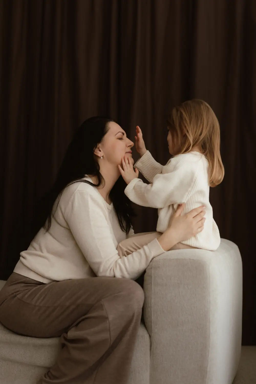 Fotografka Edita Hólyová so svojou dcérou počas fotenia materstva v ateliéri v Nitre
