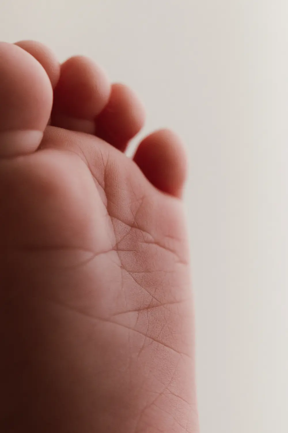 Detail nohy 6 týždňového bábätka počas newborn fotenie v ateliéri v Nitre