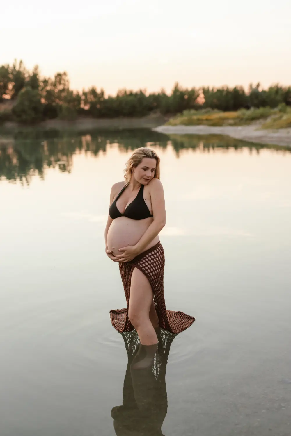 Tehotenské fotenie vo vode v sieťovanej tmavej sukni z klientskeho šatníka ZahraPhoto. 