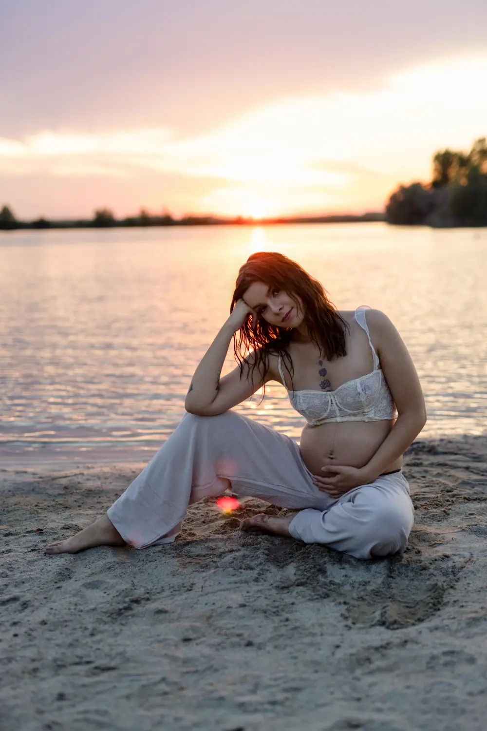 Nohavicový outfit s topom z čipky z klientskeho šatníka  pre tehotesnké fotenie ZahraPhoto.
