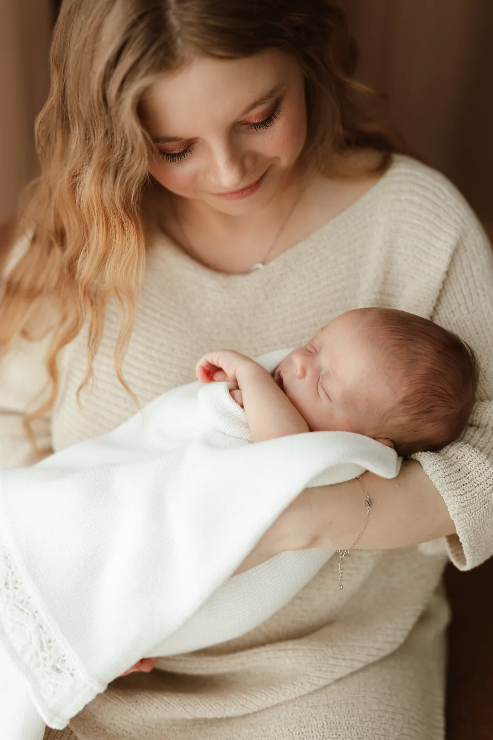 novorodenecke-fotenie-atelier-surany-zahraphoto-003 Matka sa usmieva na pokojne spiace bábätko počas newborn fotenia v ateliéri v Šuranoch